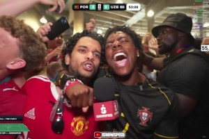 C羅雙響助葡萄牙3-0領先后，甲亢哥在中場休息時與球迷一起慶祝